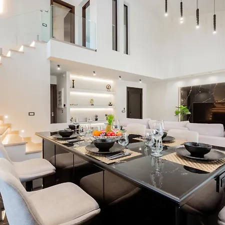Villa Hollywood Exclusive Villa, By Tk Management