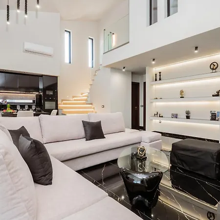 Hollywood Exclusive Villa, By Tk Management *