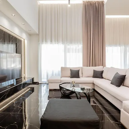 Hollywood Exclusive Villa, By Tk Management *