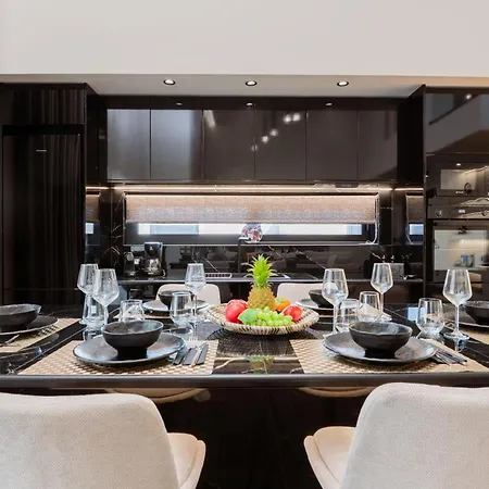 Hollywood Exclusive Villa, By Tk Management *