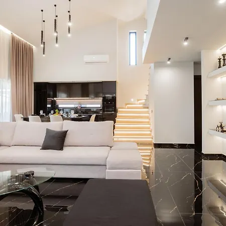 Hollywood Exclusive Villa, By Tk Management