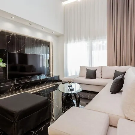 Hollywood Exclusive Villa, By Tk Premium Laganas