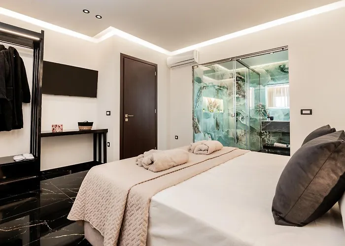 Hollywood Exclusive Villa, By Tk Premium Laganas